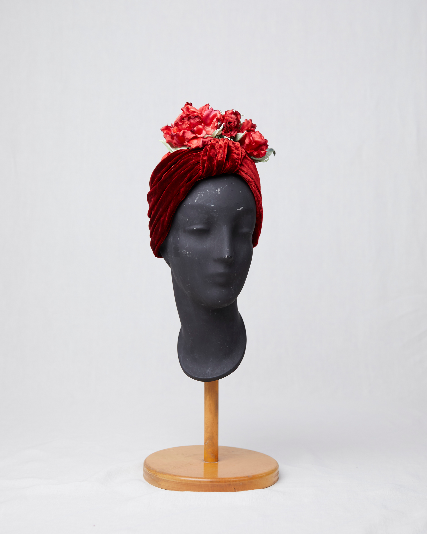 HEADQUARTER | couture headwear Haute couture turban, made of silk velvet, trimmed with hand-crafted silk flowers. Unique piece. Designed and handcrafted in Switzerland.