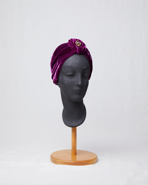 HEADQUARTER | couture headwear Haute couture turban, made of silk velvet, trimmed with antique brooch. Unique piece. Designed and handcrafted in Switzerland.