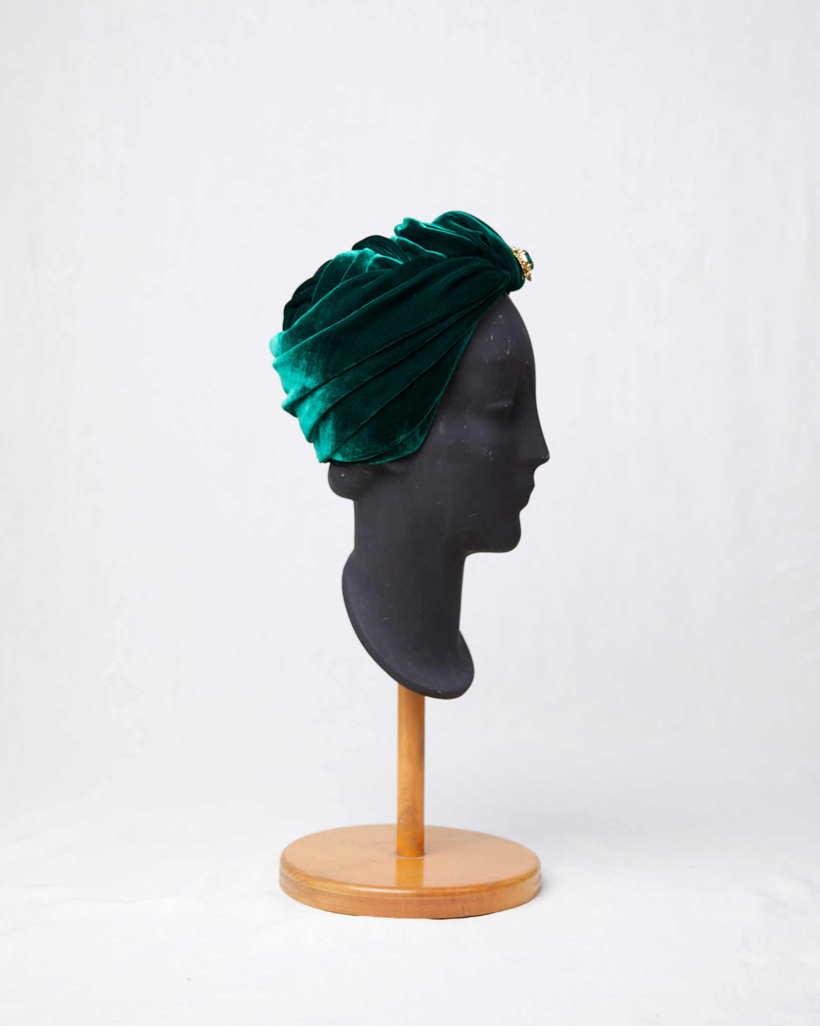 HEADQUARTER | couture headwear Haute couture turban, made of silk velvet, trimmed with antique brooch. Unique piece. Designed and handcrafted in Switzerland.